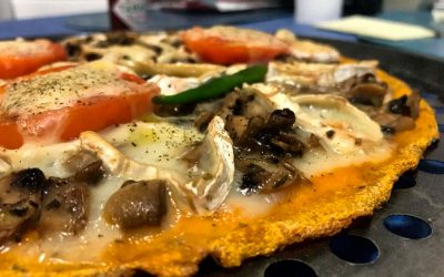 PIZZA CON BASE DE ZANAHORIA Y COLIFLOR, CON QUESO DE CABRA Y CHAMPIÑONES